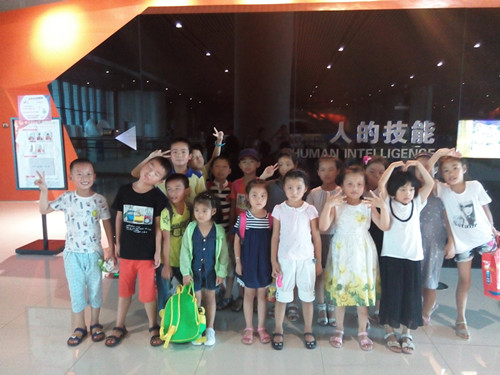 公司開(kāi)設(shè)的暑期輔導(dǎo)班參加“科技探索之旅”