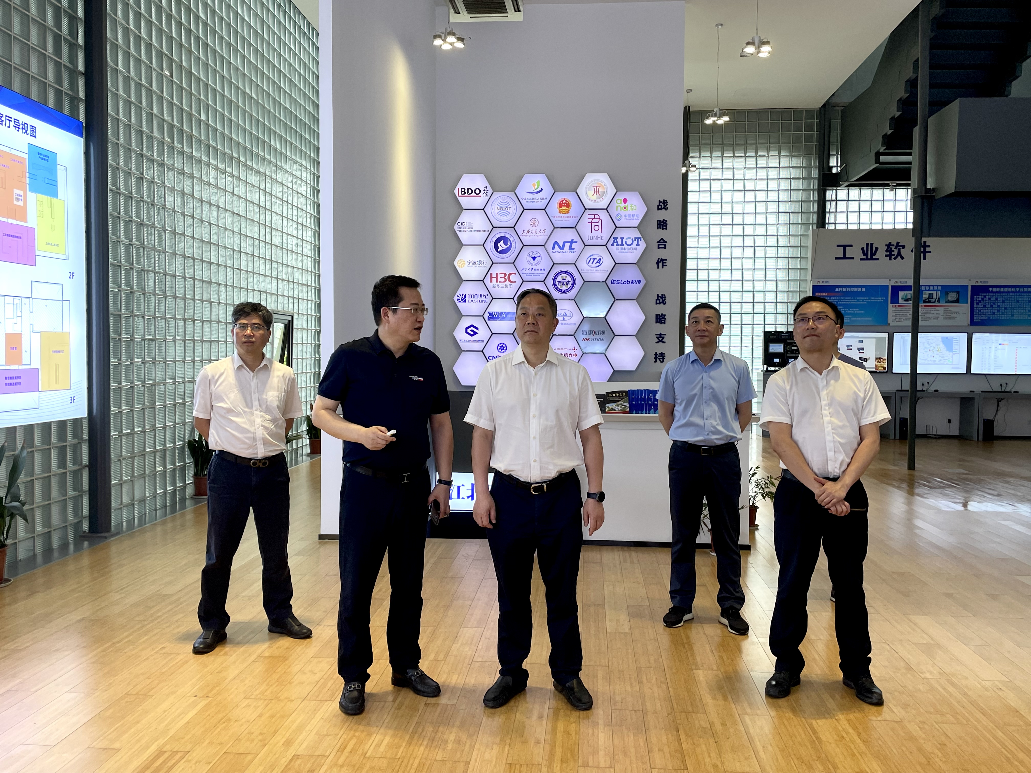 寧波市政府黨組成員、經(jīng)濟(jì)技術(shù)開發(fā)區(qū)主任奚明一行蒞臨我司開展主題教育專題調(diào)研活動(dòng)